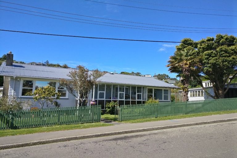 Photo of property in 6 Warren Street, Paparangi, Wellington, 6037
