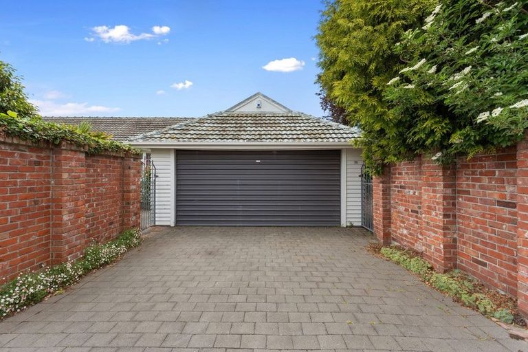 Photo of property in 180 Avonhead Road, Avonhead, Christchurch, 8042