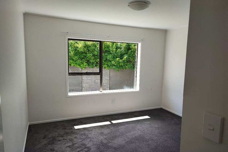 Photo of property in 2/24 Frank Evans Place, Henderson, Auckland, 0610
