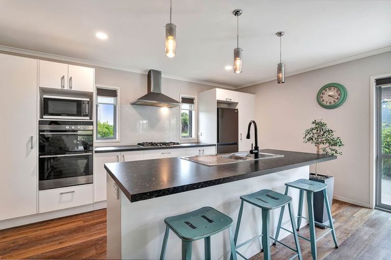 Photo of property in 122 Pohutukawa Place, Waiwhakaiho, New Plymouth, 4312