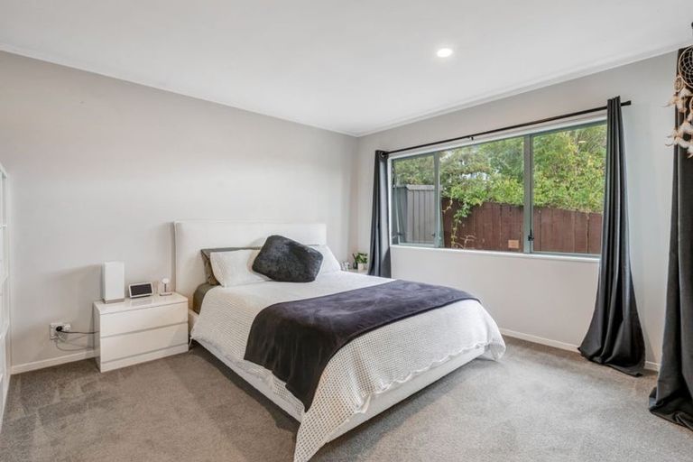 Photo of property in 24 Goldfinch Rise, Unsworth Heights, Auckland, 0632
