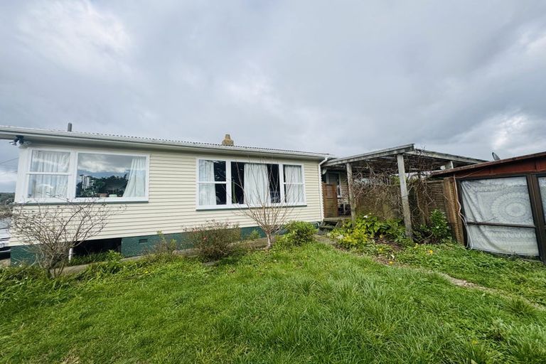 Photo of property in 19 Pinkerton Grove, Newlands, Wellington, 6037