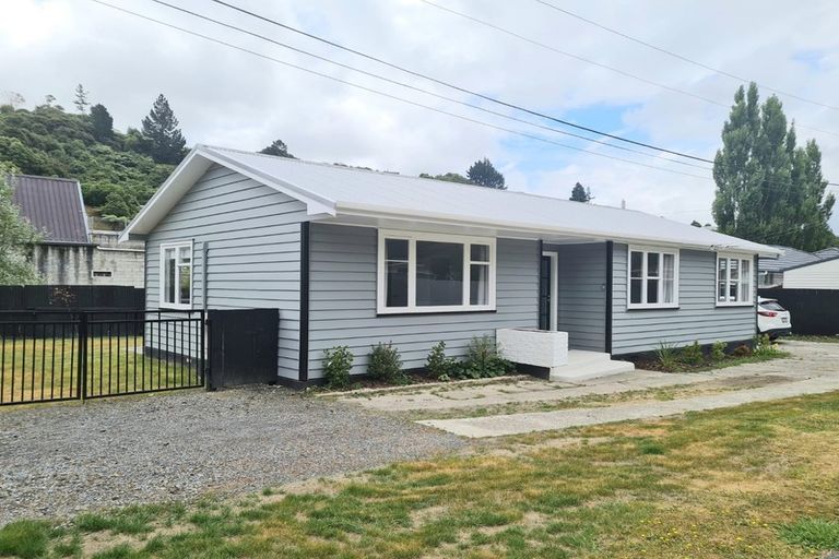 Photo of property in 11 Richard Grove, Stokes Valley, Lower Hutt, 5019