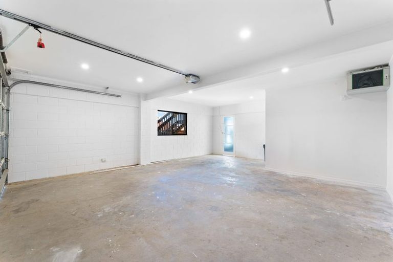 Photo of property in 23 Ravenwood Drive, Forrest Hill, Auckland, 0620