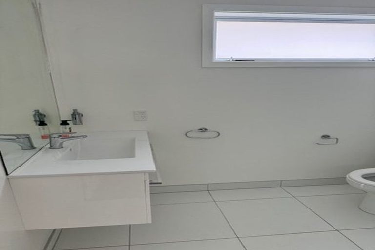 Photo of property in 12 Miles Crescent, Newlands, Wellington, 6037