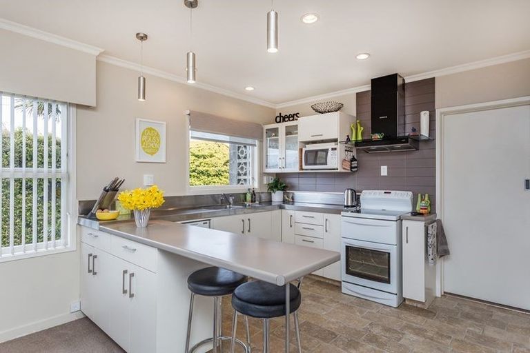 Photo of property in 2 Colwill Road, Massey, Auckland, 0614