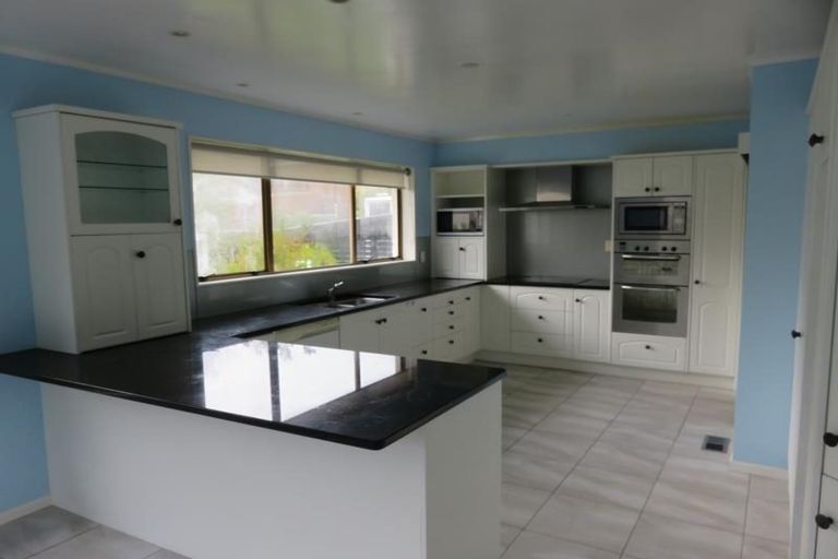 Photo of property in 102 Churton Drive, Churton Park, Wellington, 6037