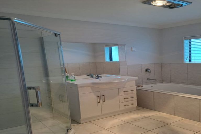 Photo of property in 2 Kirikiri Drive, Papakura, 2110