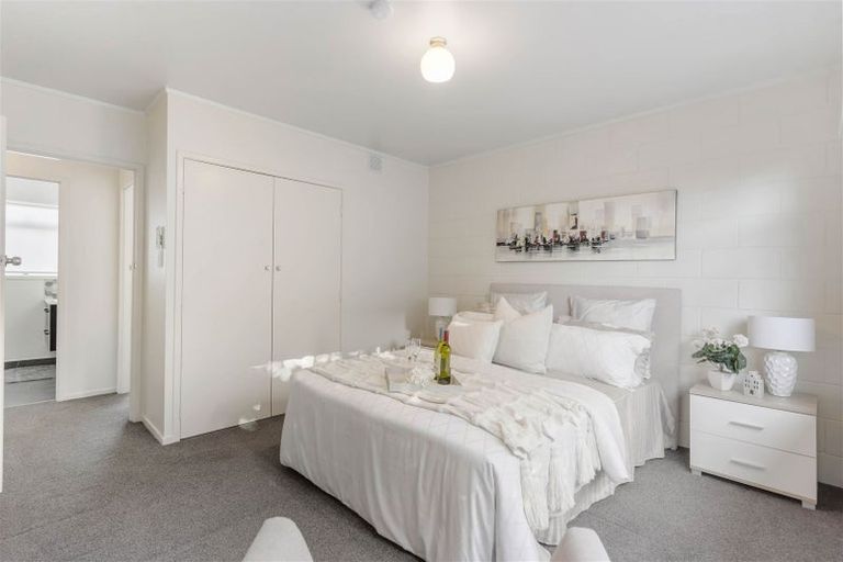 Photo of property in 1/23 Lake Road, Northcote, Auckland, 0627