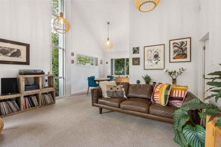 Photo of property in 1/41 Ravenwood Drive, Forrest Hill, Auckland, 0620