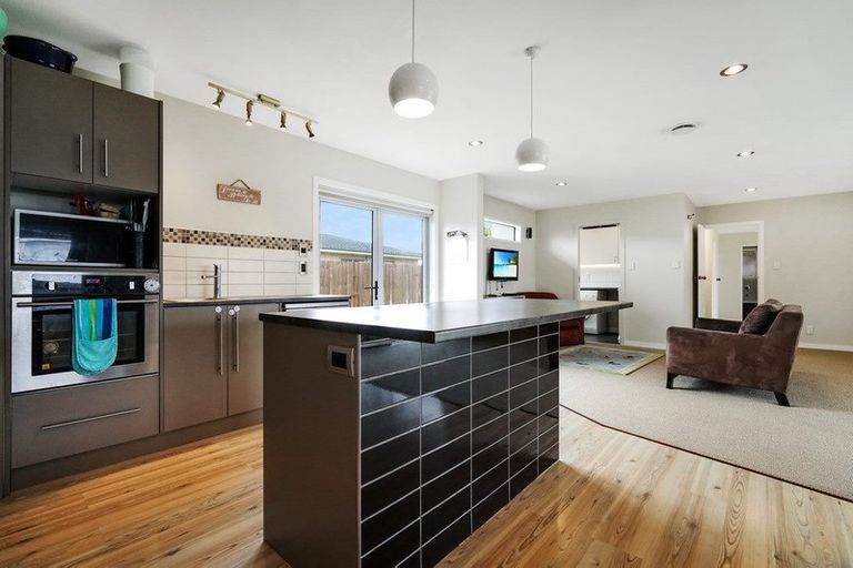 Photo of property in 17a/1 Tawa Road, Te Atatu Peninsula, Auckland, 0610