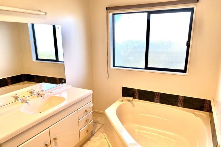 Photo of property in 18 Lanham Lane, Massey, Auckland, 0614