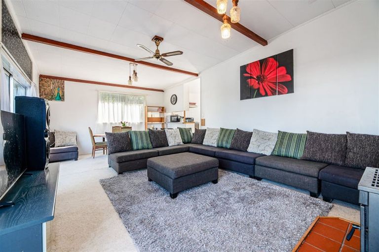 Photo of property in 14 Donovan Avenue, Massey, Auckland, 0614