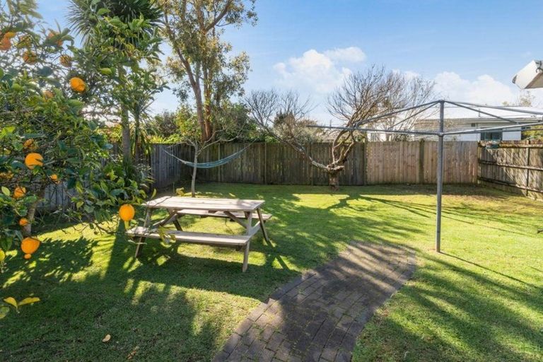 Photo of property in 19 Brennan Avenue, Te Atatu Peninsula, Auckland, 0610
