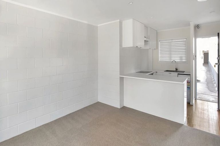 Photo of property in 15 Queen Mary Avenue, New Lynn, Auckland, 0600