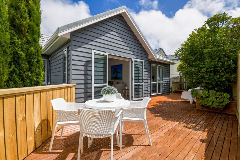 Photo of property in 75 Dress Circle, Newlands, Wellington, 6037