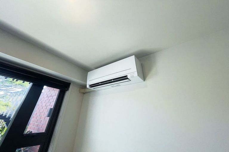 Photo of property in 25 Potter Avenue, Northcote, Auckland, 0627