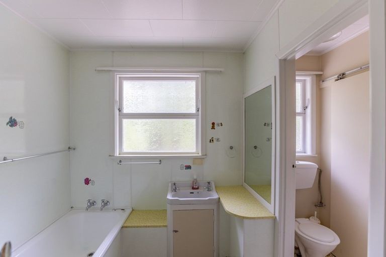 Photo of property in 12 Domain Road, Waipawa, 4210