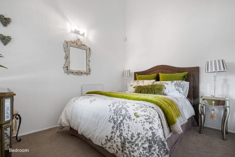 Photo of property in 19 Atarua Gardens, Waiatarua, Auckland, 0604