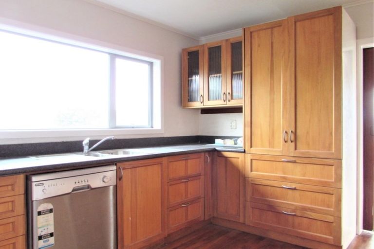 Photo of property in 30 Somes Crescent, Newlands, Wellington, 6037