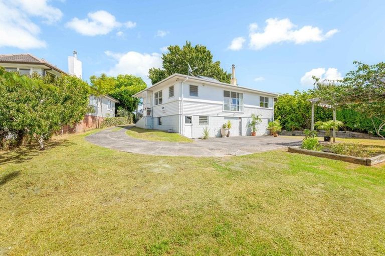 Photo of property in 15 Murray Road, Te Atatu Peninsula, Auckland, 0610