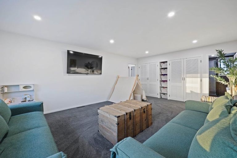 Photo of property in 2 Somerville Road, Shelly Park, Auckland, 2014
