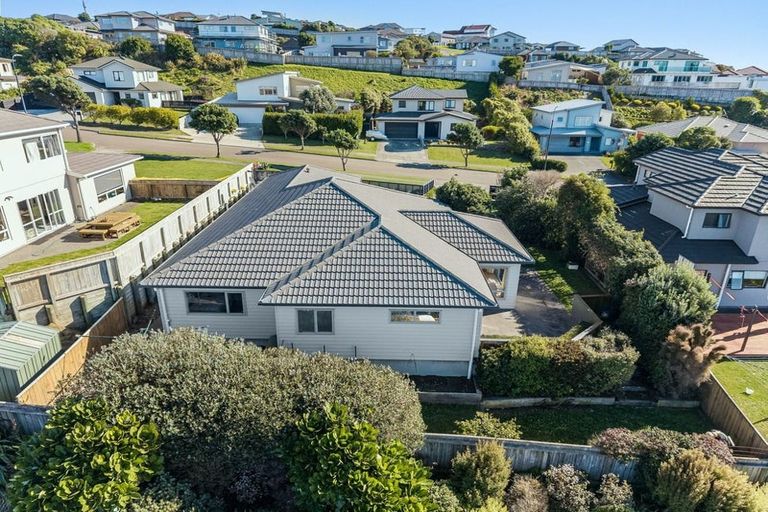Photo of property in 5 Tongariro Drive, Aotea, Porirua, 5024