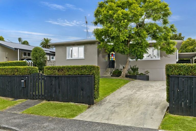 Photo of property in 18 Hellyers Street, Birkdale, Auckland, 0626