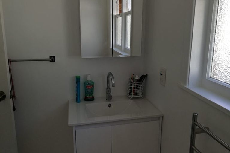 Photo of property in 10 Graham Avenue, Te Atatu Peninsula, Auckland, 0610