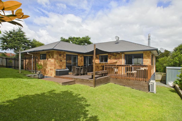 Photo of property in 24 Harbour View Road, Northland, Wellington, 6012