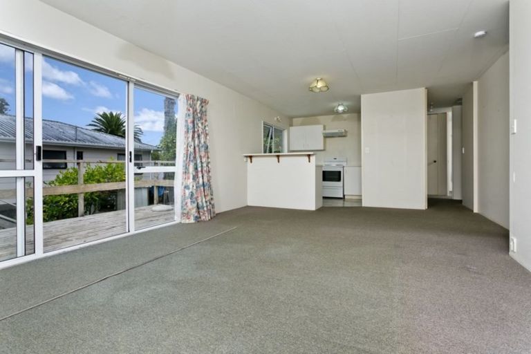 Photo of property in 2/15 Sunhaven Avenue, Glenfield, Auckland, 0629