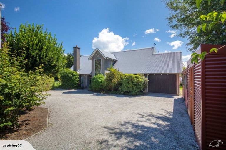 Photo of property in 16 Heuchan Lane, Wanaka, 9305