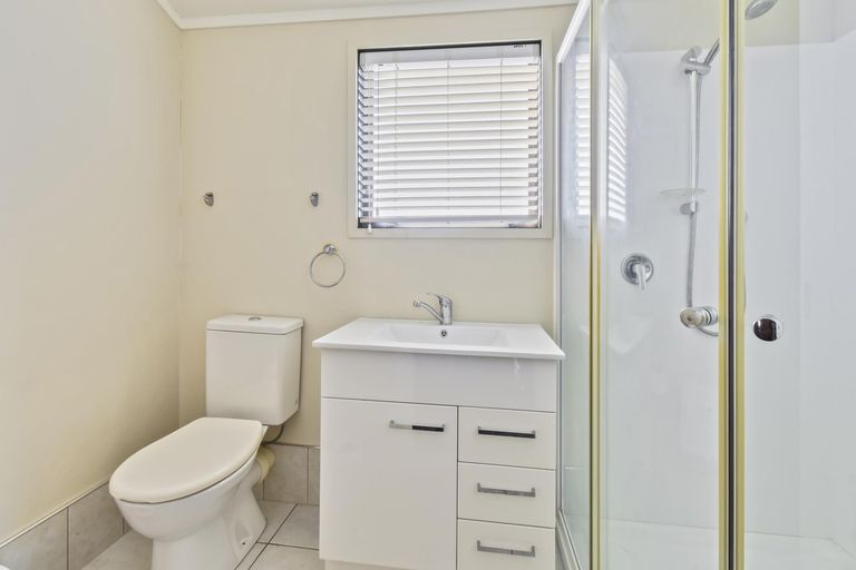 Photo of property in 18 Helms Place, Manurewa, Auckland, 2102