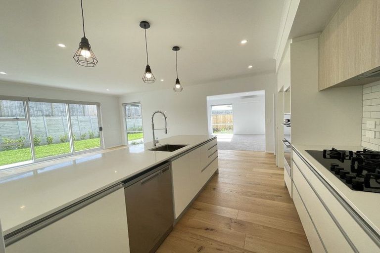 Photo of property in 24 Onekura Street, Red Beach, 0932