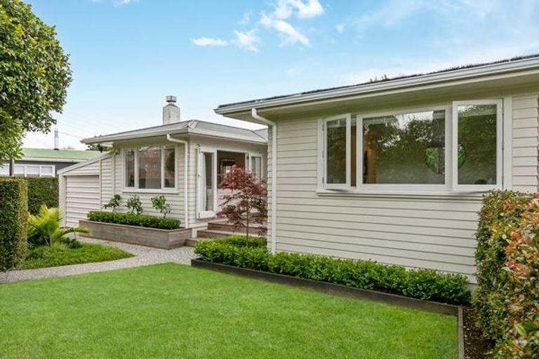 Photo of property in 19 Swan Crescent, Pakuranga, Auckland, 2010