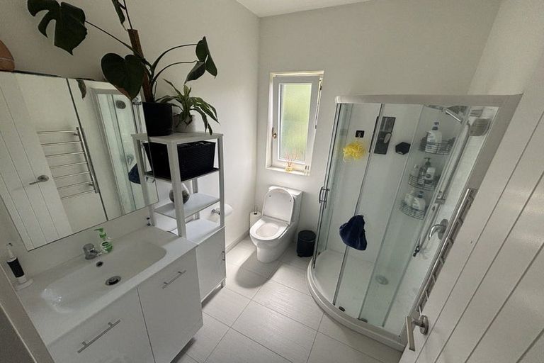 Photo of property in 5 Bendigo Grove, Newlands, Wellington, 6037