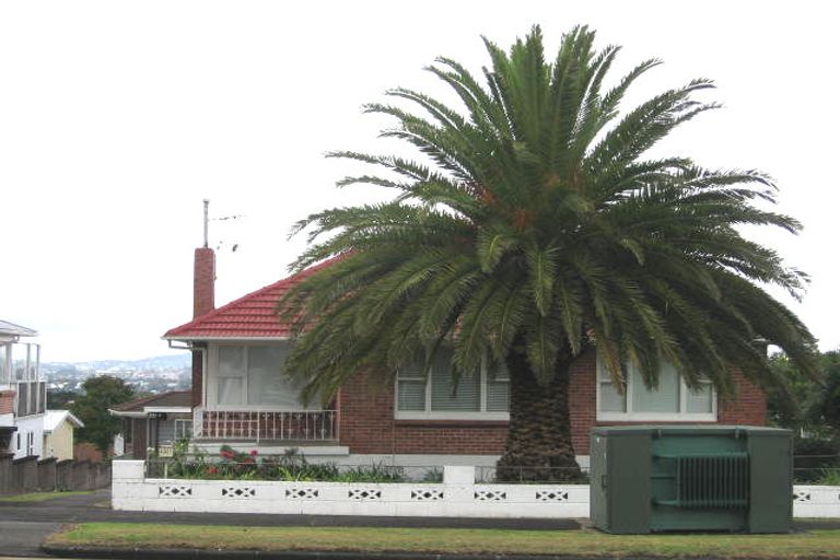 Photo of property in 4321 Great North Road, Glendene, Auckland, 0602