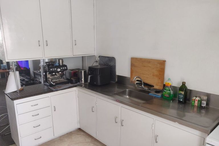 Photo of property in 105 Te Atatu Road, Te Atatu South, Auckland, 0610