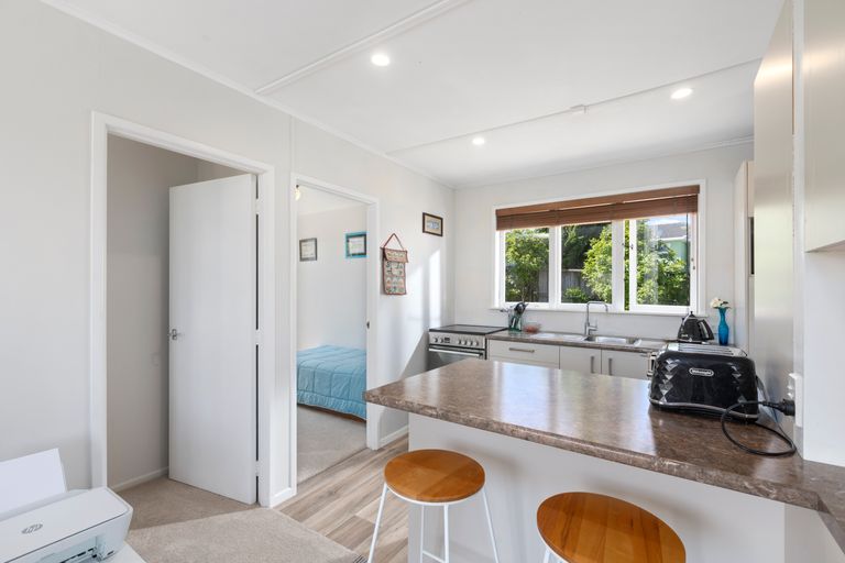 Photo of property in 1/412 East Coast Road, Sunnynook, Auckland, 0630