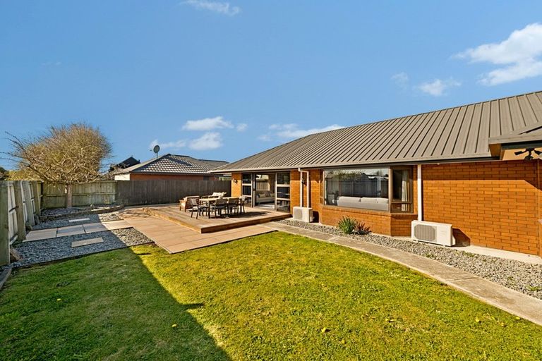 Photo of property in 7 Thicket Close, Redwood, Christchurch, 8051