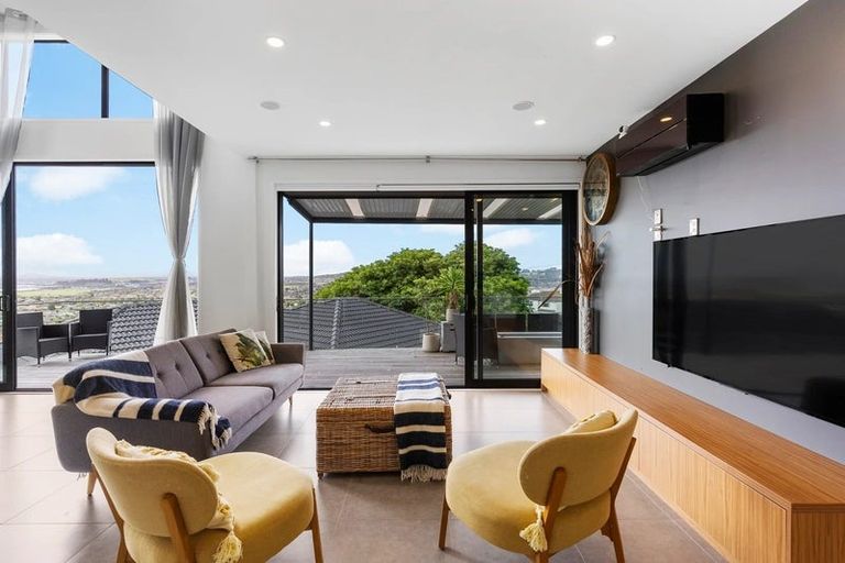 Photo of property in 13 Bartells Drive, Goodwood Heights, Auckland, 2105