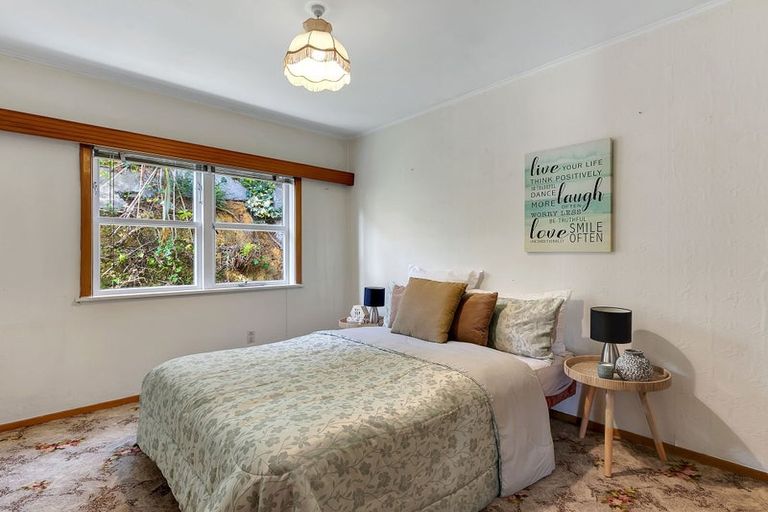 Photo of property in 84 Newlands Road, Newlands, Wellington, 6037