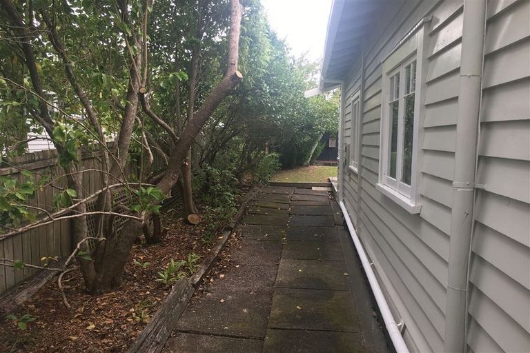 Photo of property in 20 Golf Road, New Lynn, Auckland, 0600