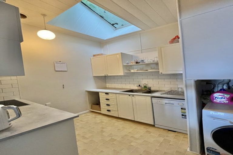 Photo of property in 186 Oriental Parade, Oriental Bay, Wellington, 6011