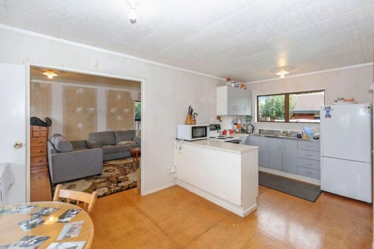 Photo of property in 16 Meadowvale Rise, Titirangi, Auckland, 0604