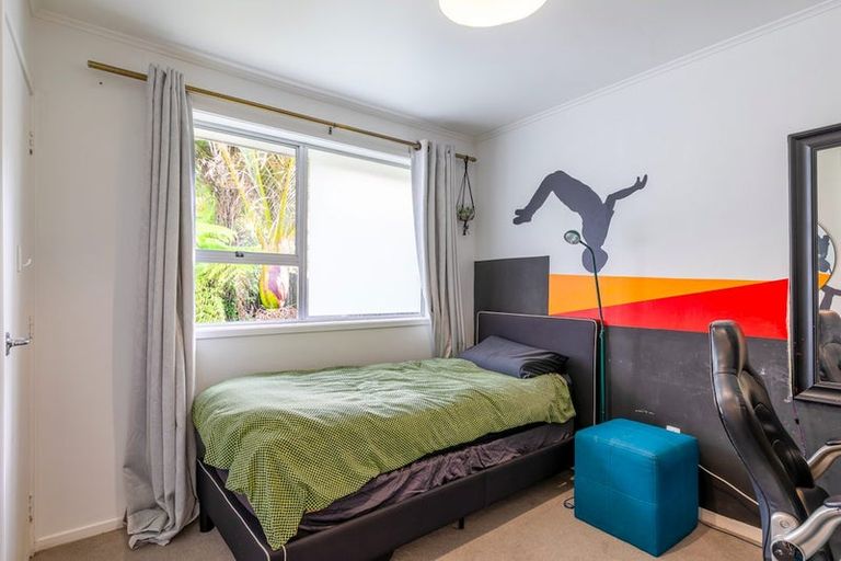 Photo of property in 52 Staincross Street, Green Bay, Auckland, 0604