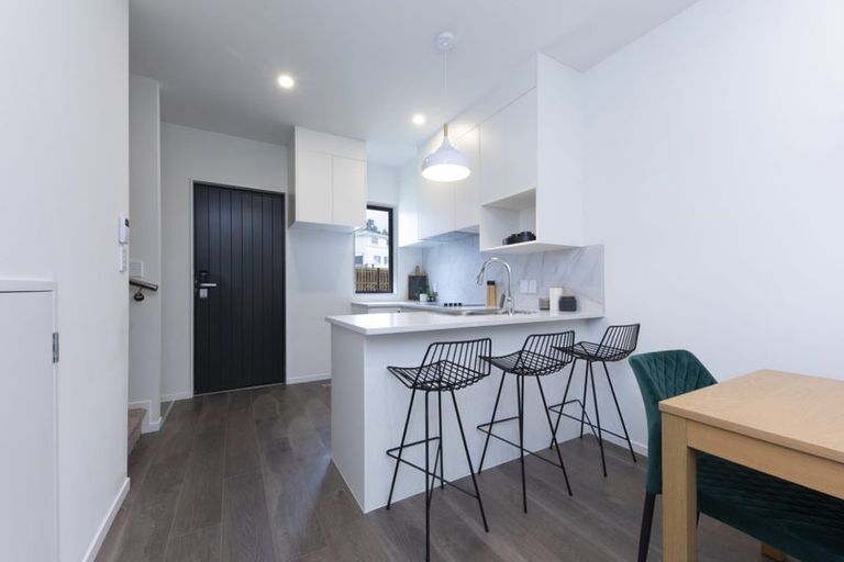 Photo of property in 21 Morihana Close, Glen Eden, 0602