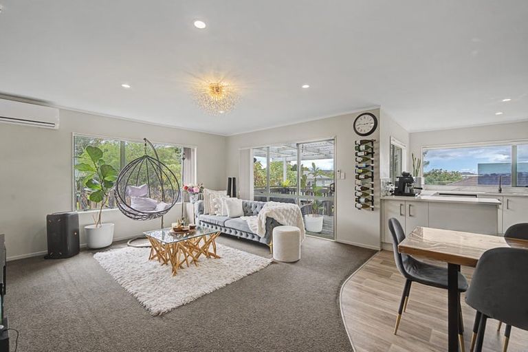 Photo of property in 2/24 Mcquarrie Avenue, Wattle Downs, Auckland, 2103