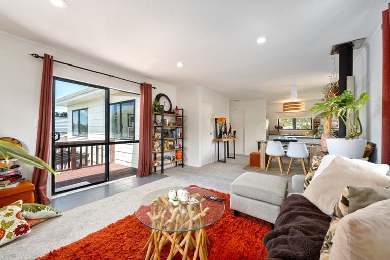 Photo of property in 3 Loughanure Place, Massey, Auckland, 0614