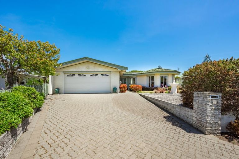 Photo of property in 20 Freyberg Crescent, Waikanae Beach, Waikanae, 5036
